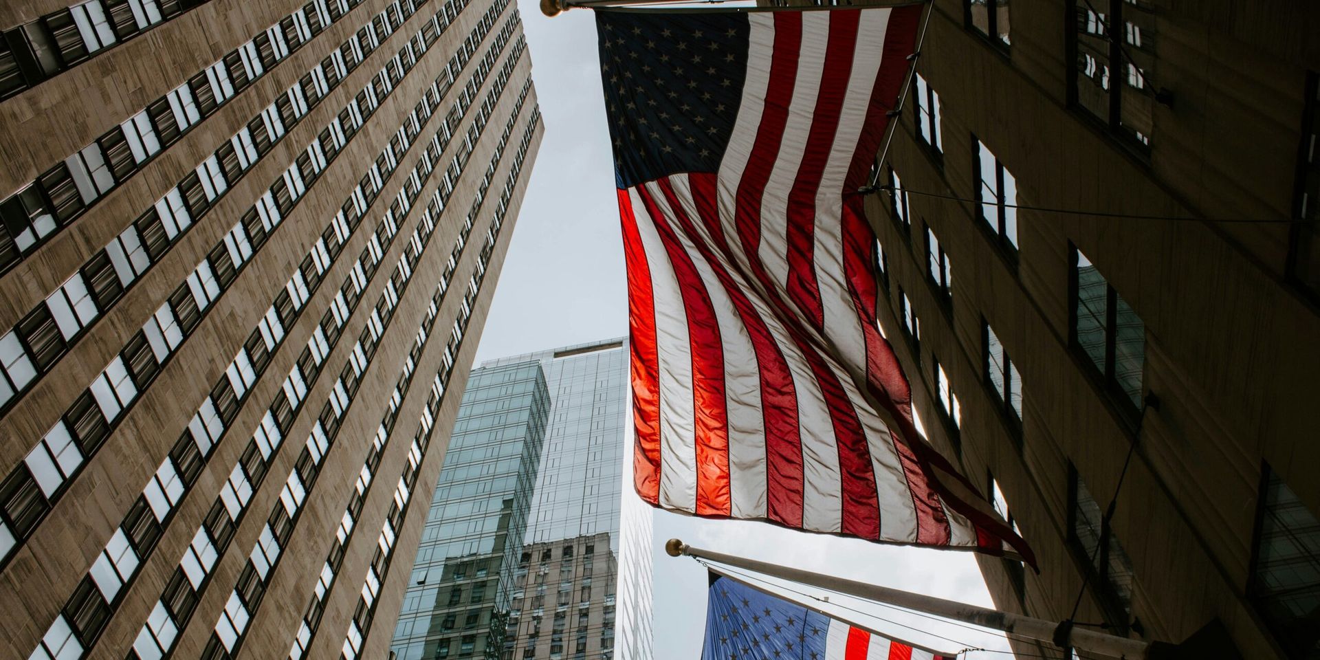 U.S. Markets Surge Amid Fed Rate Cut Hints and Easing Geopolitical Tensions