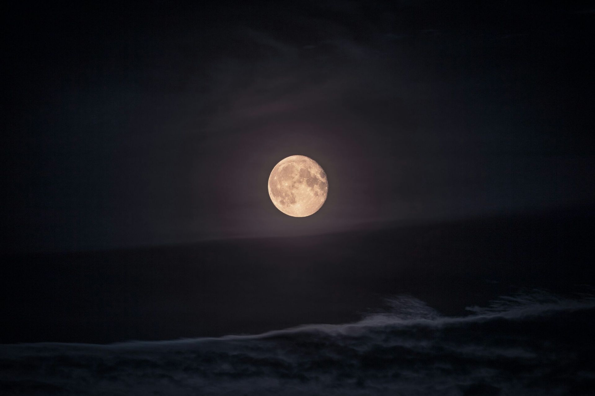 Spectacular Sturgeon Moon Casts a Glow Over August Skies
