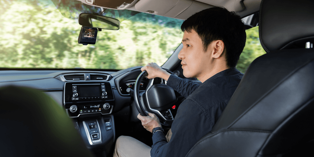 Driver using TRAPO’s dashcam for enhanced safety and clear recording on the road.