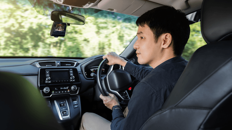 Driver using TRAPO’s dashcam for enhanced safety and clear recording on the road.