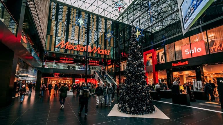 Holiday Card Trends Gain Early Traction as Retailers Report Rising Interest