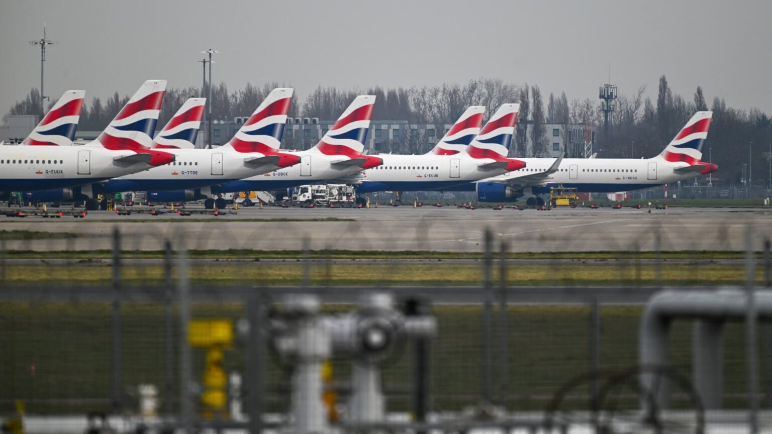 Heathrow airport shuts down friday due to fire and power