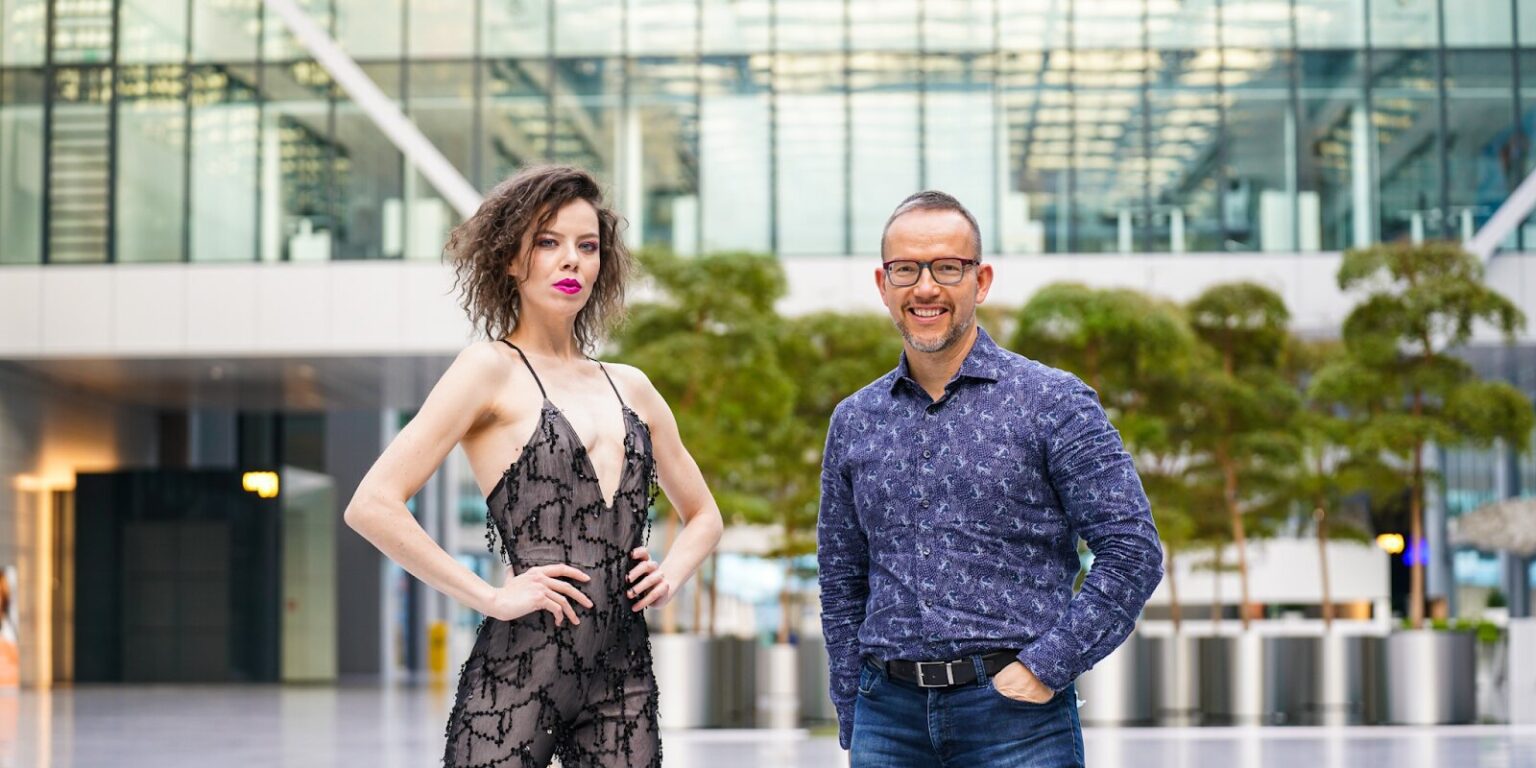 A fashion photographer, Maximilian van Vuigt, captures a powerful moment with a model, showcasing cinematic style and clarity.